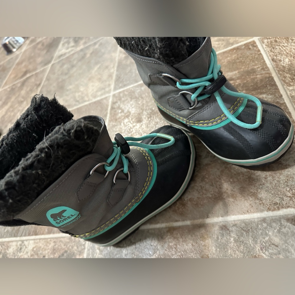 Kids sorels like new